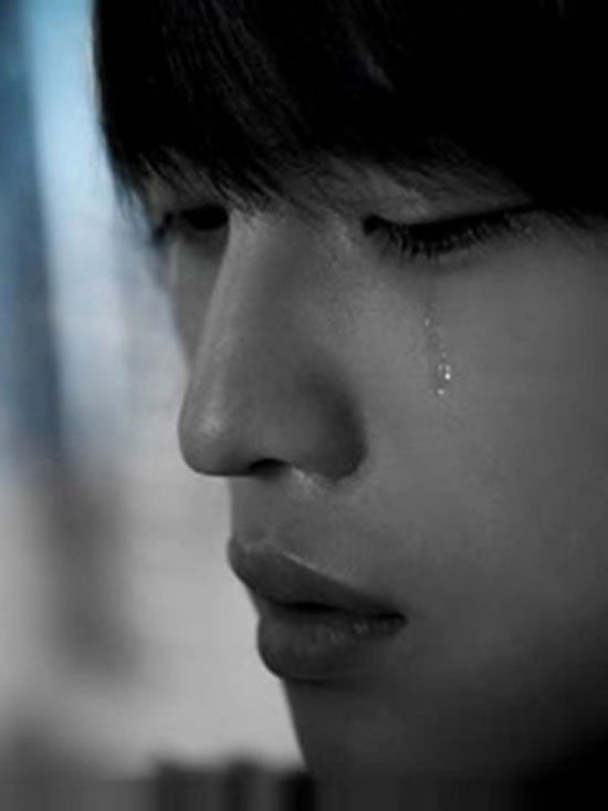 Hình ảnh con trai khóc buồn đau khổ vì tình yêu  Trung Tâm Đào Tạo Việt Á
